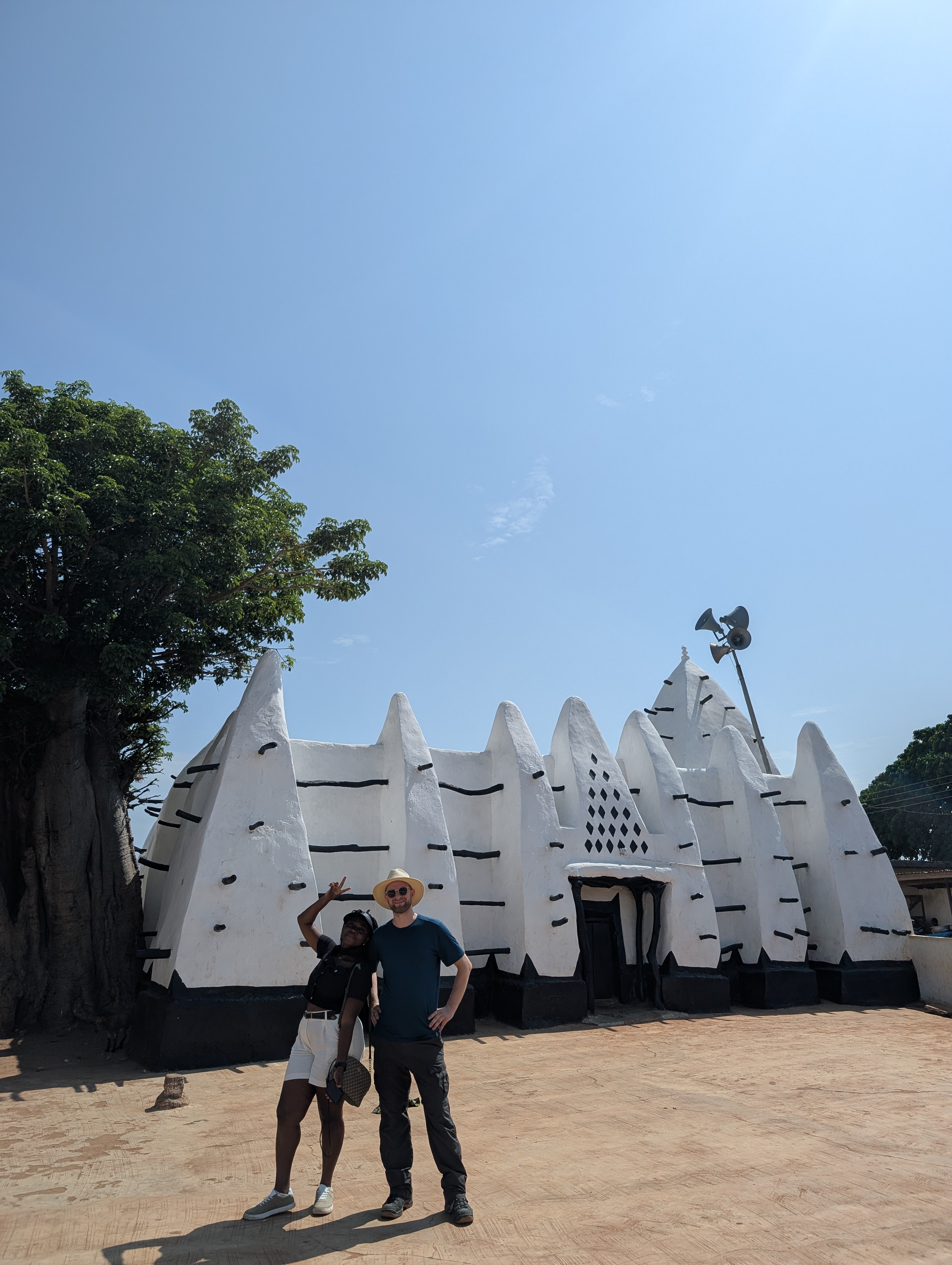 Charity und Christoph vor einer Moschee in Ghana